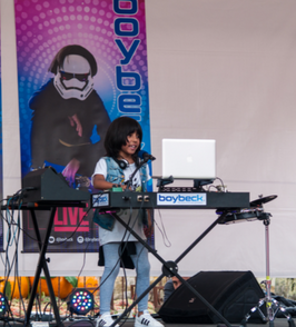 Boybeck presentándose en festival main stage en Colombia