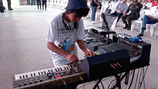 Boybeck tocando en vivo con sintetizadores en evento corporativo